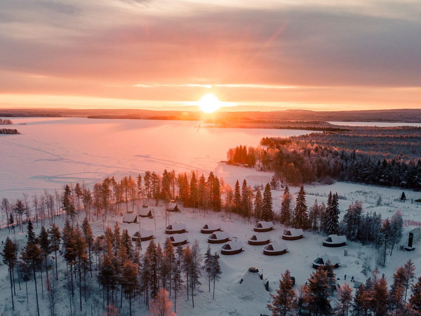Afbeelding van Aurora Cabin Superior Aerial Apukka Resort Rovaniemi Lapland Finland 1500x1124