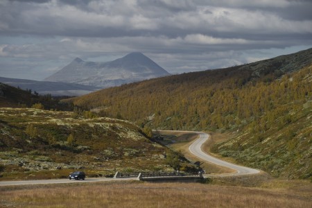Rondreis Njord Car Driving On Road Infront Of The Rondane Mountain Ch Visitnorway